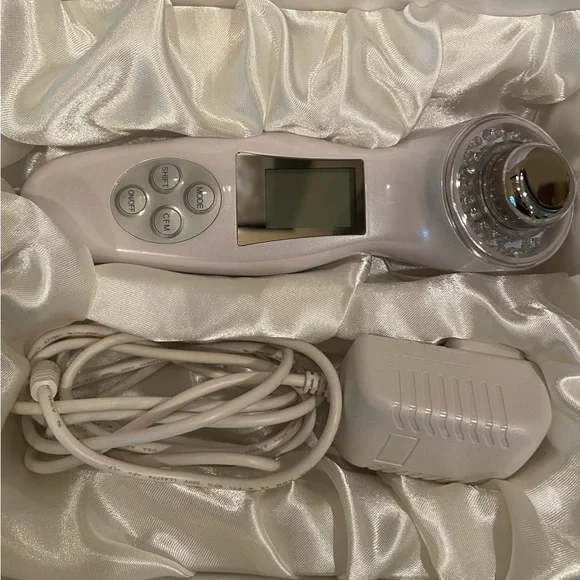 Ultra Renew Plus - LED Ultrasound and Ionic Face Tool - Picture 2 of 6